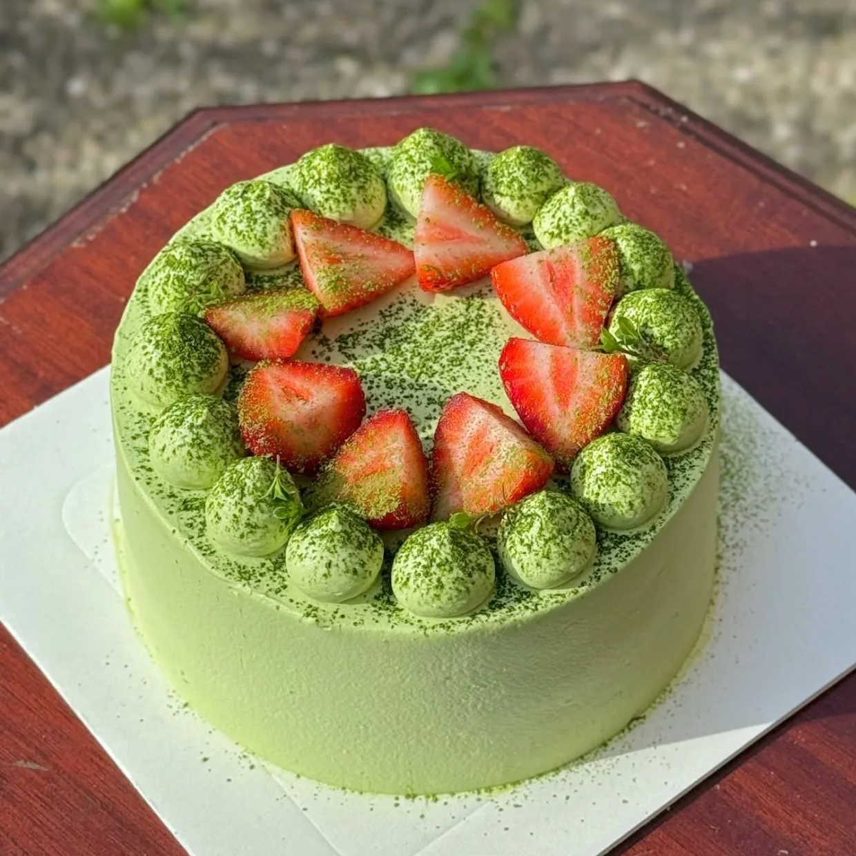 Matcha Strawberry Cake. Matcha Chiffon mit Matcha Cream & hausgemachter Erdbeerkonfitür & frischen Erdbeeren