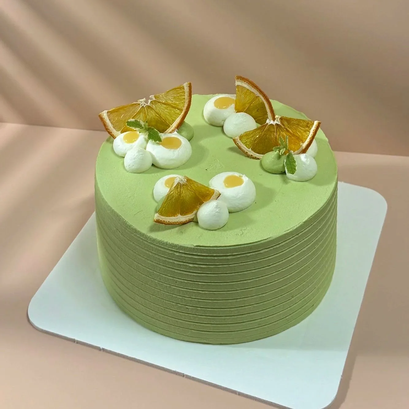 Matcha Yuzu Cake . Matcha Chiffon mit Matcha Creme & Matcha Ganache & Yuzu Card
