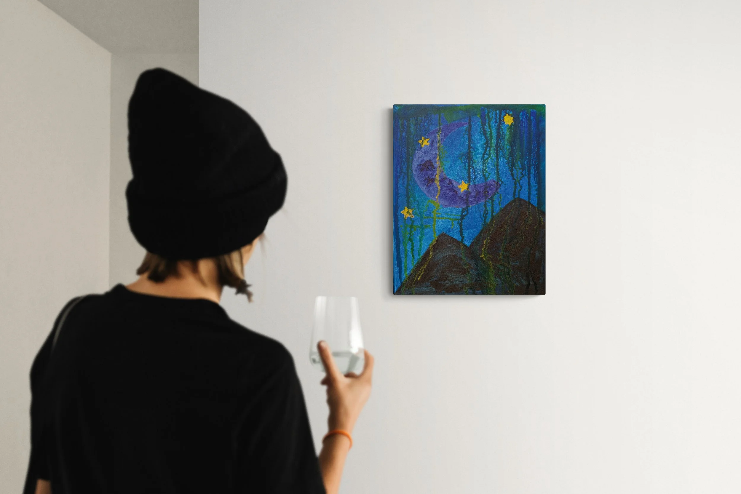 close-up-of-a-woman-next-to-a-gallery-wall (1).jpg