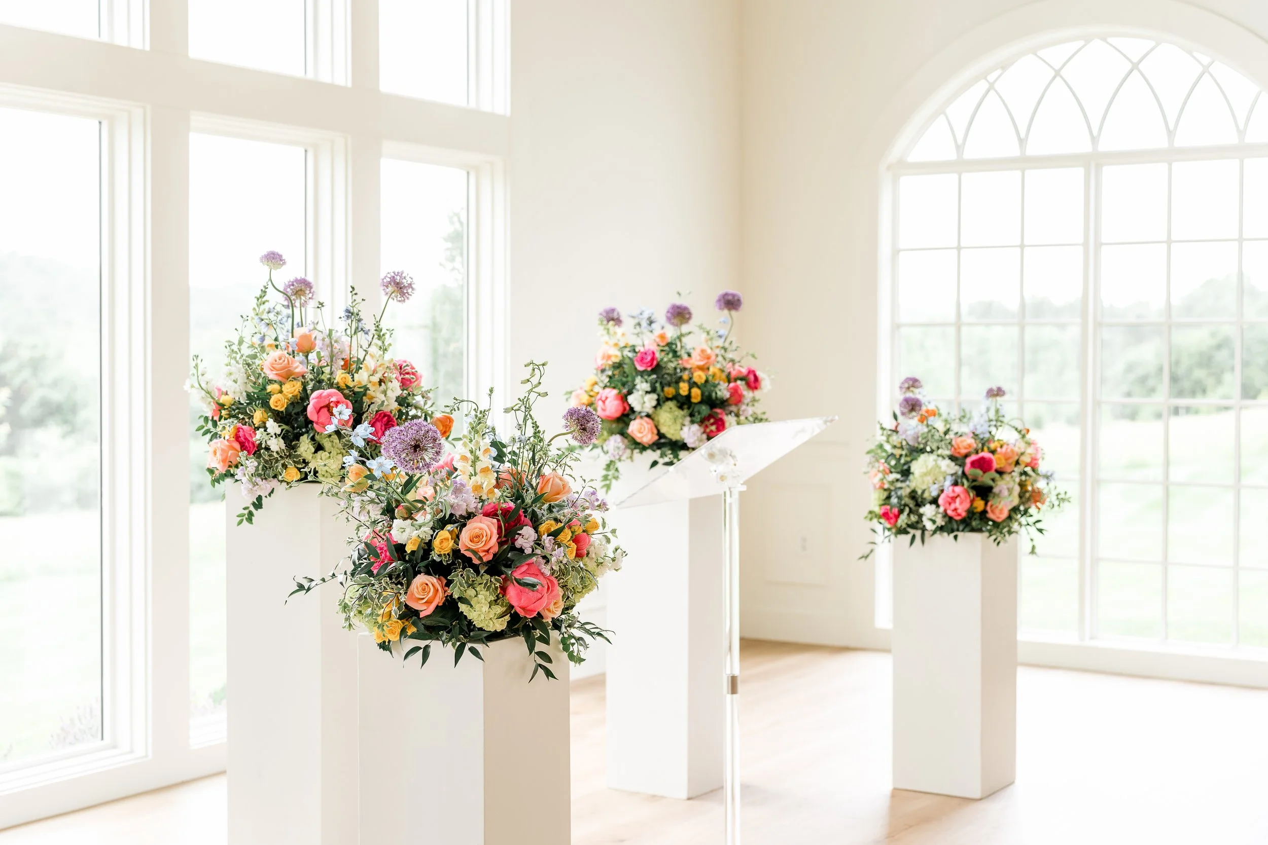 St-Louis-Florist-Westwind-Hills-Colorful-Ceremony-Florals.jpg