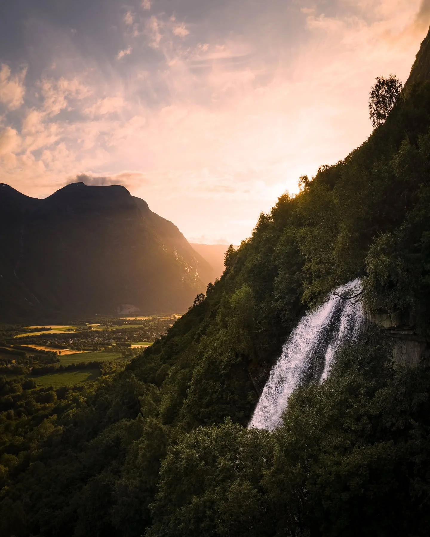 Its all about sunsets and waterfalls 🙌
.
.
.
#norwegianlandscapephotographer #dji #landscapeofnorway #nordicnature #waterfalls_collective #norwegianlandscape #nomadict #fstoppers #chasingwaterfalls #norwegian_photographers #norge #norway #dronephoto