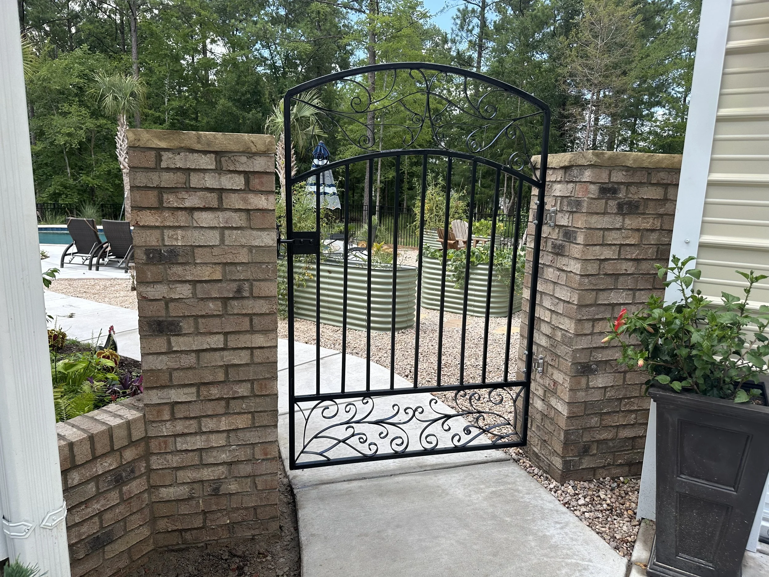 Brick and Iron Gateway with Seating Wall | York, South Carolina 29745