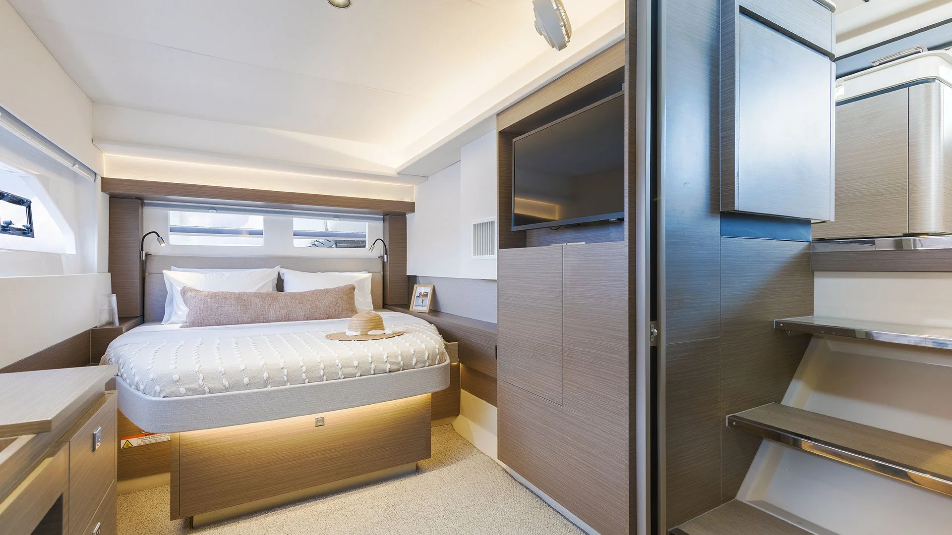 leopard53-interior.jpg