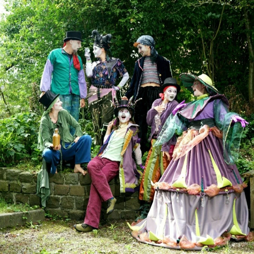 Wij zijn theatergezelschap Oog en Blik!
Met een groep van 6 spelende makers, werken we met veel plezier aan onze festival act &lsquo;Elixer&rsquo; en onze kindervoorstelling &lsquo;De helden van Frivolia&rsquo;!

Binnen ons team van multidisciplinair