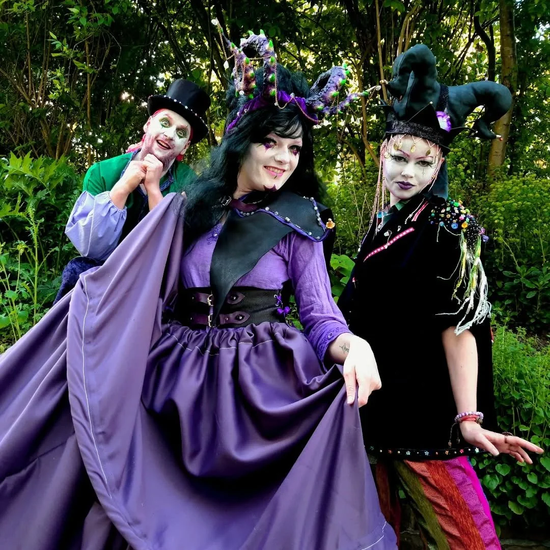 Throwback naar onze aller eerste fotoshoot toen de kostuums nog niet eens af waren, maar de sfeer er al goed in zat