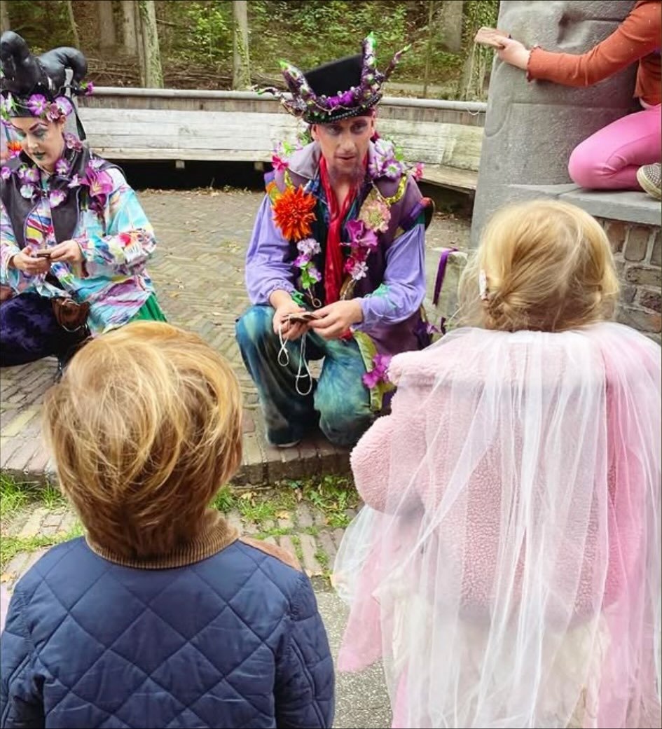 Aan het eind van onze jeugdvoorstelling &lsquo;De helden van Frivolia&rsquo; krijgen alle jonge nieuwe helden van Frivolia een medaillon om wat magie mee naar huis te nemen! E&eacute;n van onze spelers heeft vele uren besteed aan het branden en zagen