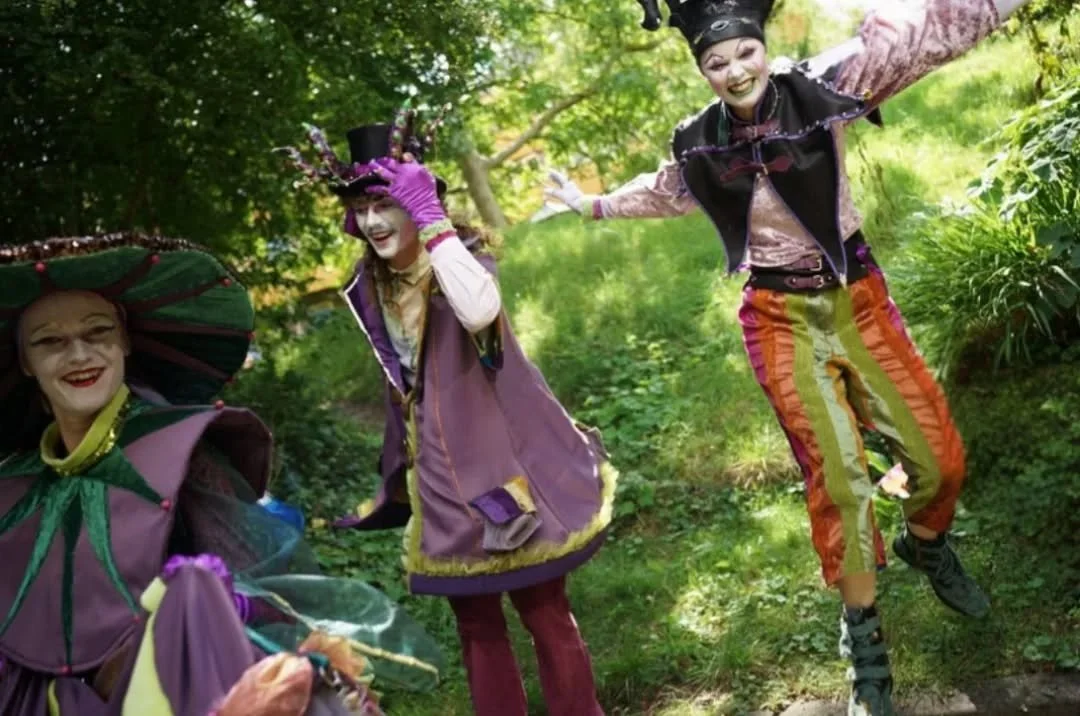 Wij zijn druk aan het repeteren voor onze kindervoorstelling &lsquo;De helden van Frivolia&rsquo;!

We spelen 11, 12 en 13 oktober op het Sprookjesfestival in Arnhem. In onze interactieve 5+ voorstelling worden de kinderen de held van het verhaal! Ko