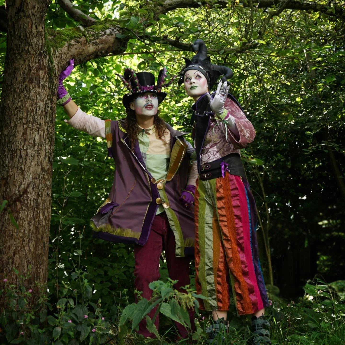 Op 16 april helpen wij @podium_extra op @veinedagen !
Onze twee vrolijke personages in kleurrijke kostuums kan je zomaar tegenkomen voor een kleine interactie. Wij hebben er zin in 🙌🏼