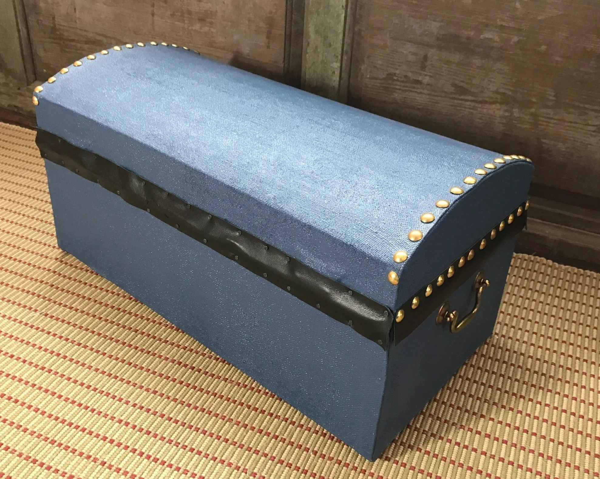 Leather covers the joint in back, as this was a common point of failure in both textile covere d and leather covered trunks.