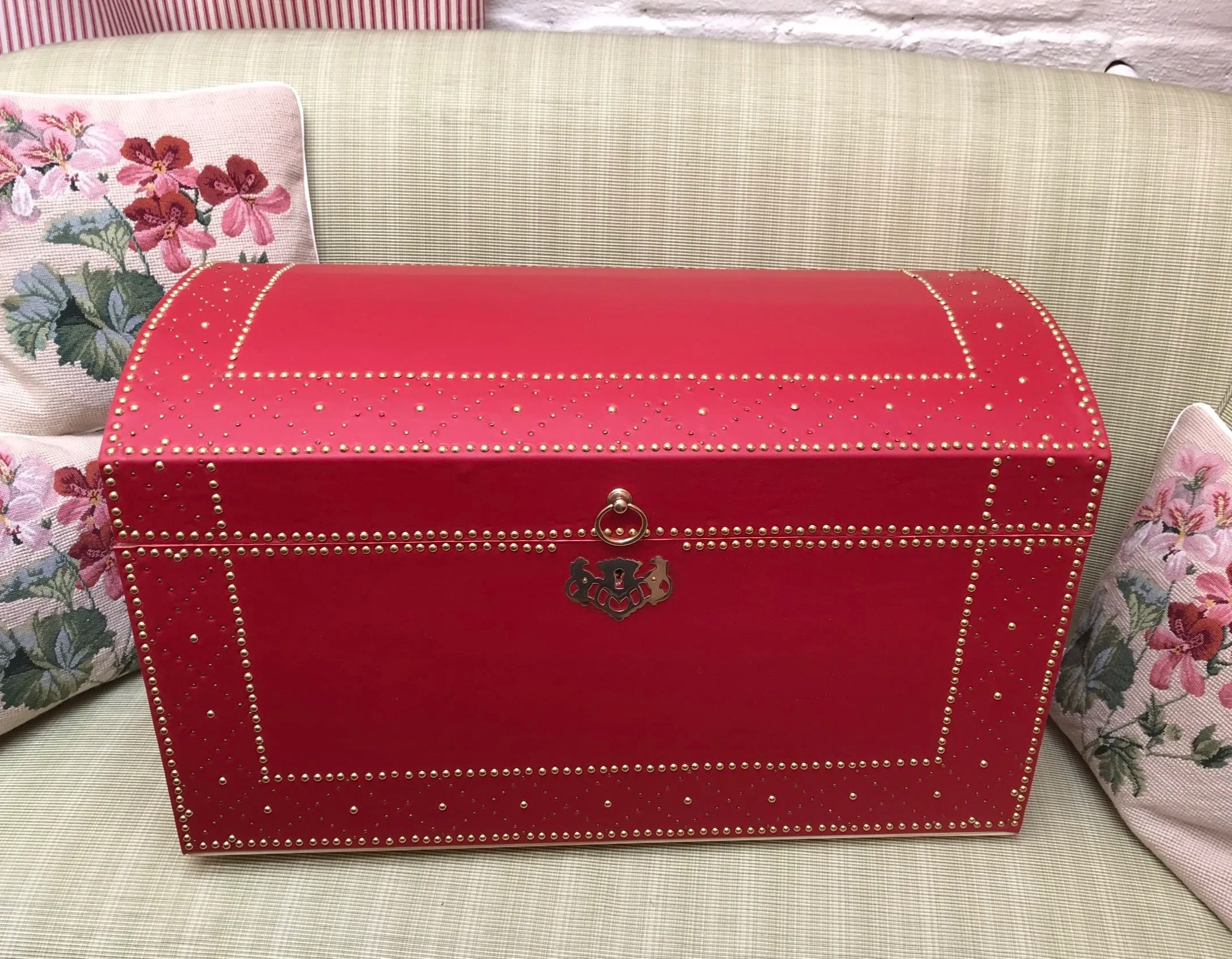 Yes, cherry red was used (!) The color of this may not be exactly historic, but of course the extant trunk is now over 250 years old, so its original color has changed.