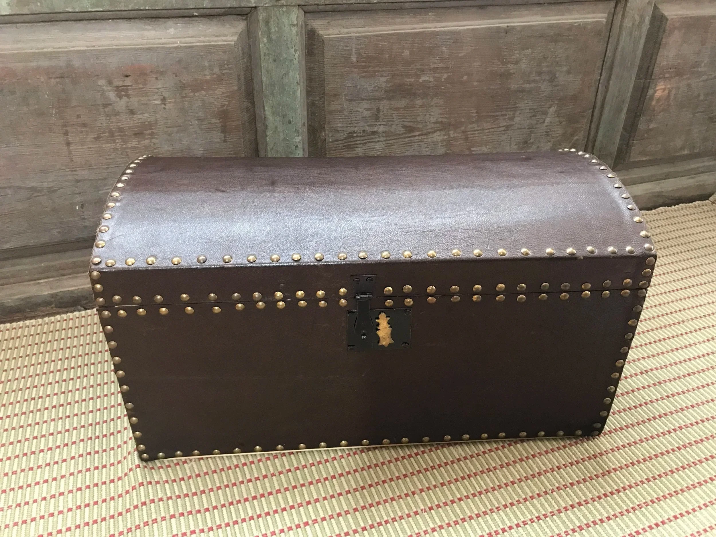 A common sized man's travel trunk