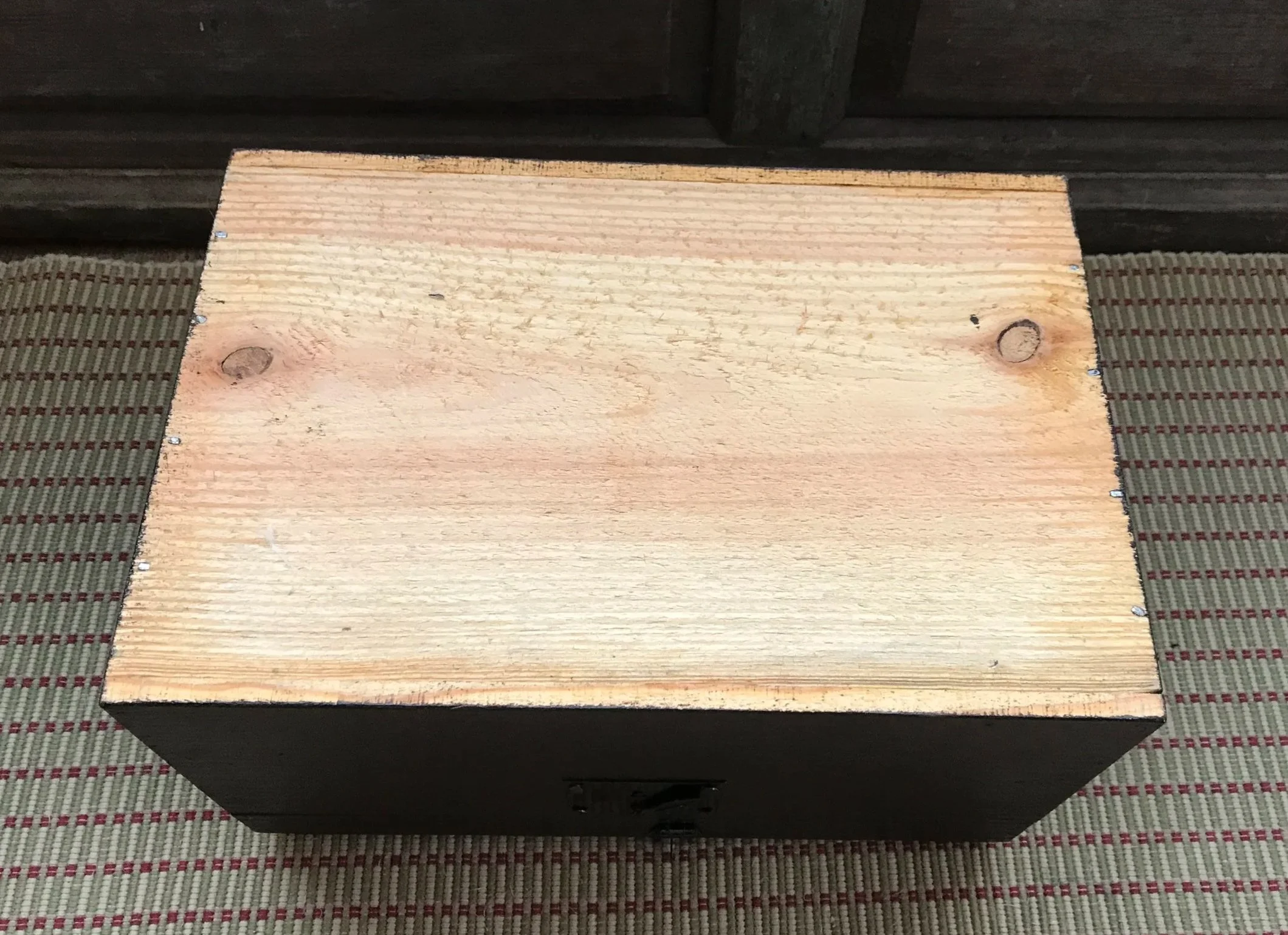 The bottom is rough cut, with no feet. 