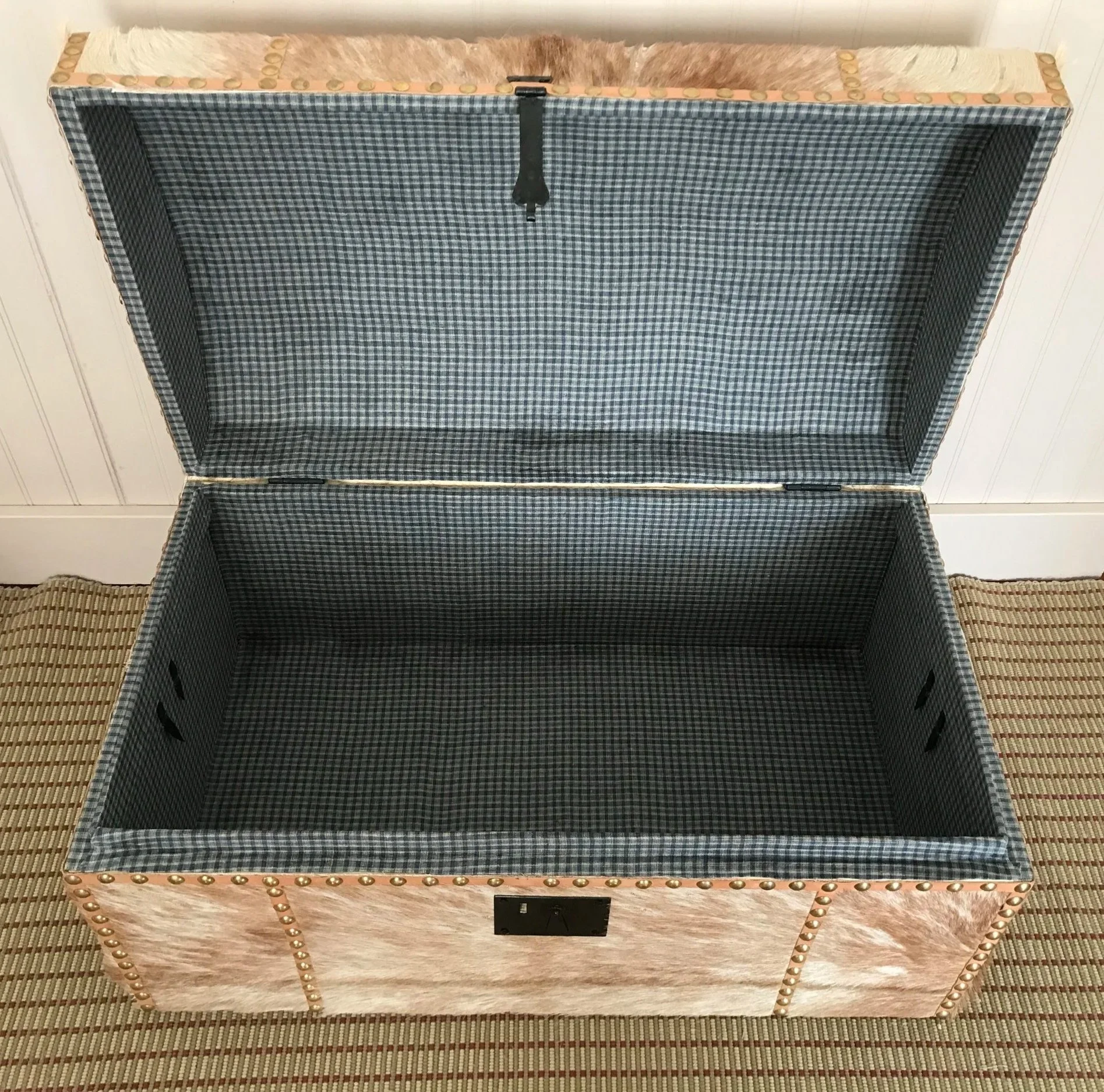 A fabric lining, while represented, is not typical of 18thc. trunks. Note the absence of a maker's label. This could imply that either the trunk was made at home, or that the original lining was replaced. 