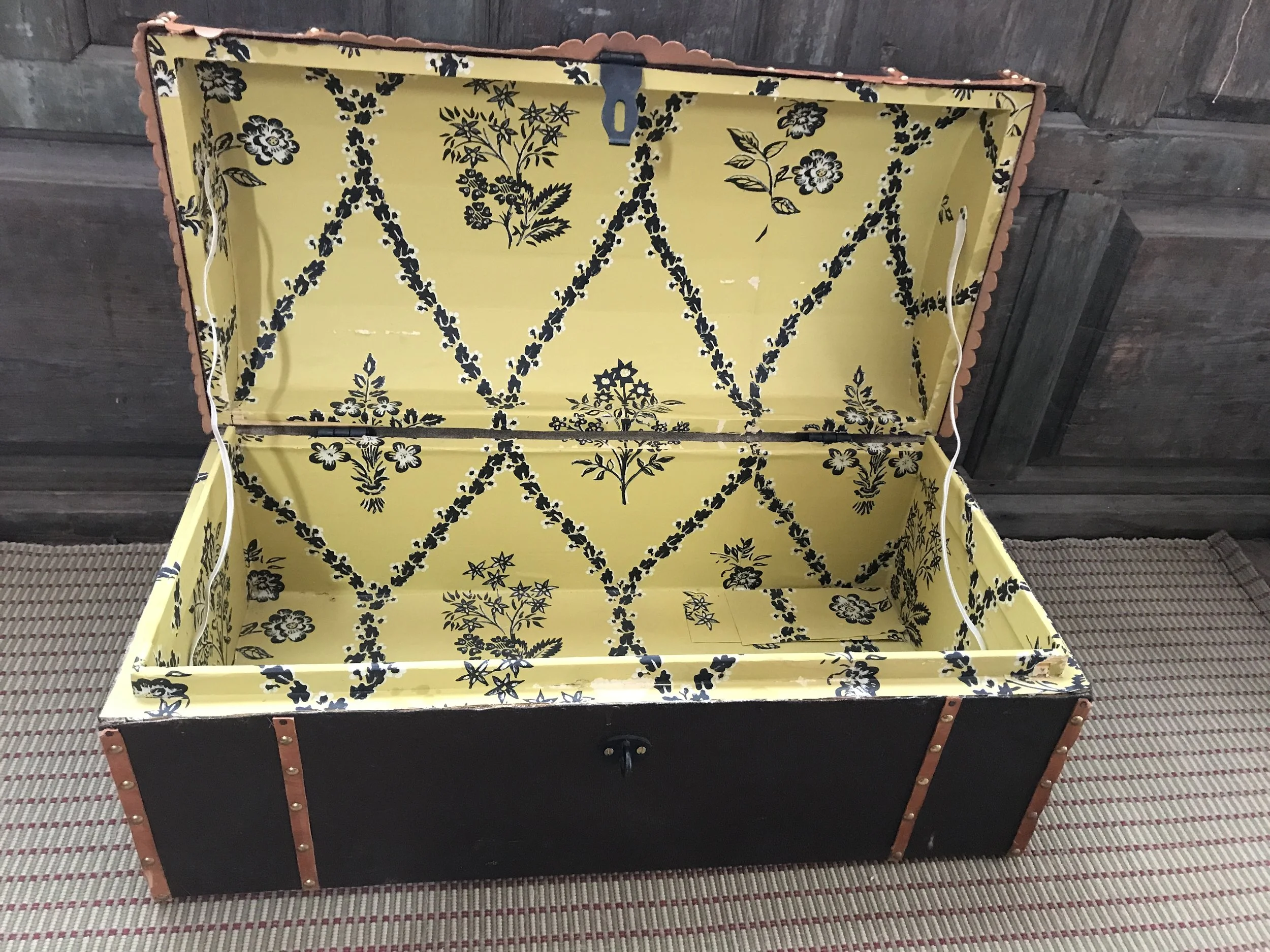 Lined with documented reproduction wallpaper (details in bandbox section).