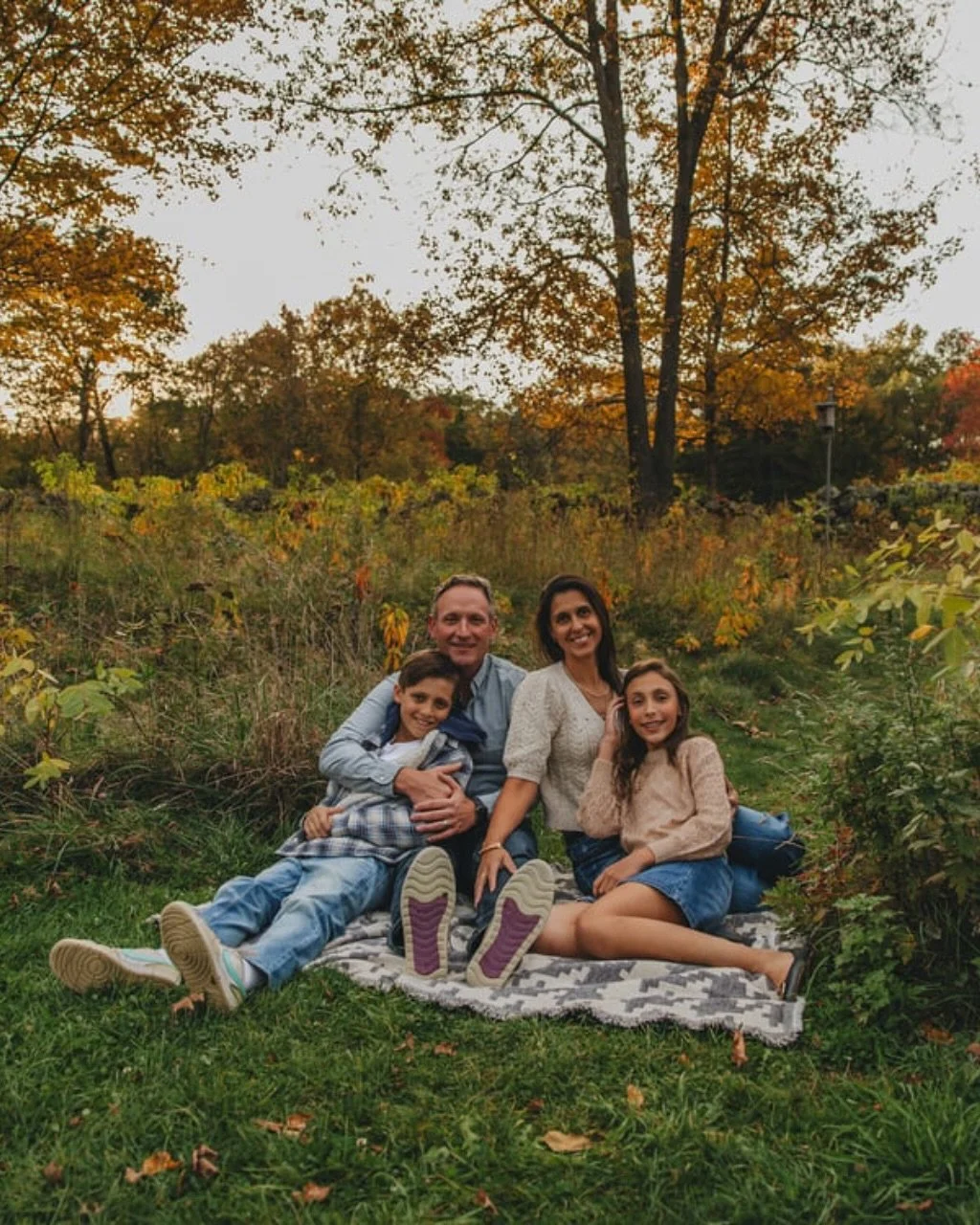 Who doesn&rsquo;t love a little golden glow? ☀️ Loved when this family brought along their extended crew &mdash; so much laughter and joy all around! If you&rsquo;re looking to capture some fun while spending time with your family, reach out &mdash; 