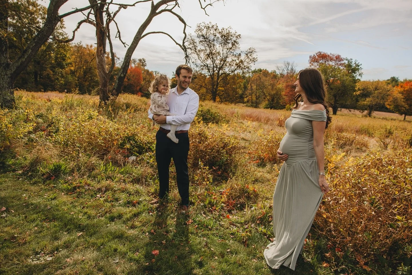 A little twirl, a growing bump, and so much love. 💫
This session had all the golden fall magic and the sweetest energy! #maternity #goldenhourlight #bigsis