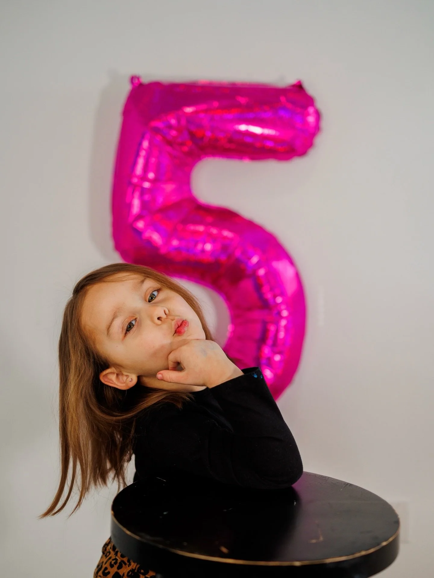 Ladies &amp; Gentlemen&hellip; CARMEN IS 5! 🎉
This little firecracker runs the show over here. I may be biased&hellip; but she&rsquo;s the cutest thing walking. And that personality? Yeah&hellip; I know exactly where she got it 🙊✨