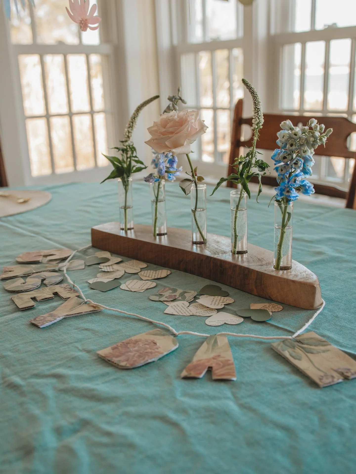 Took my camera on a bachelorette weekend&hellip; because obviously I can&rsquo;t just *be there* 😂

And I&rsquo;m so glad I didn&rsquo;t.

Sunlight, flowers, clinking glasses, little details no one thinks to remember&mdash;but somehow end up meaning