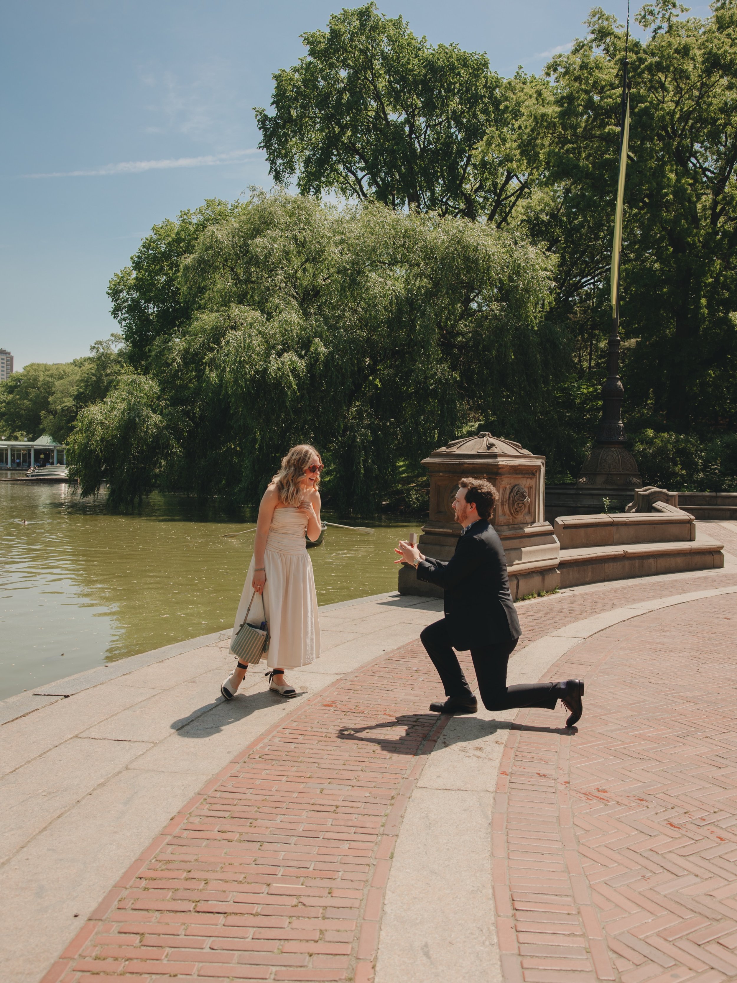 From dreaming about a proposal in NYC to saying YES in the middle of Central Park 🤍✨
Katie and Philip, your love story officially has its movie moment. From wandering through the park together to the sweetest surprise by the water, this day felt str