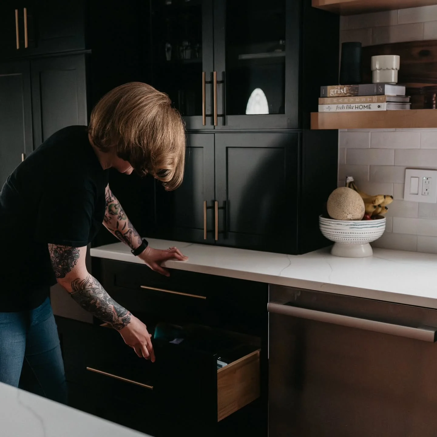 When there's a place for everything and everything has it's place, the time spent cleaning and maintaining your home is greatly reduced. What would you do with that extra time?

📷: @wildwaycreative 

#chicagoorganizer #organizedhome #organizingtips 