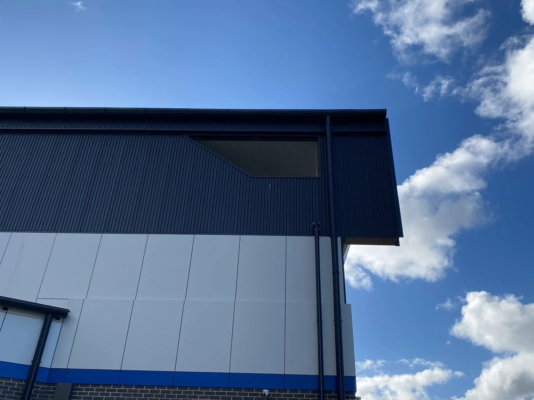 Flexi-mesh balustrade screens installed by Bespoke Wire & Rope at Beaumaris Secondary College VIC with Built Environs.