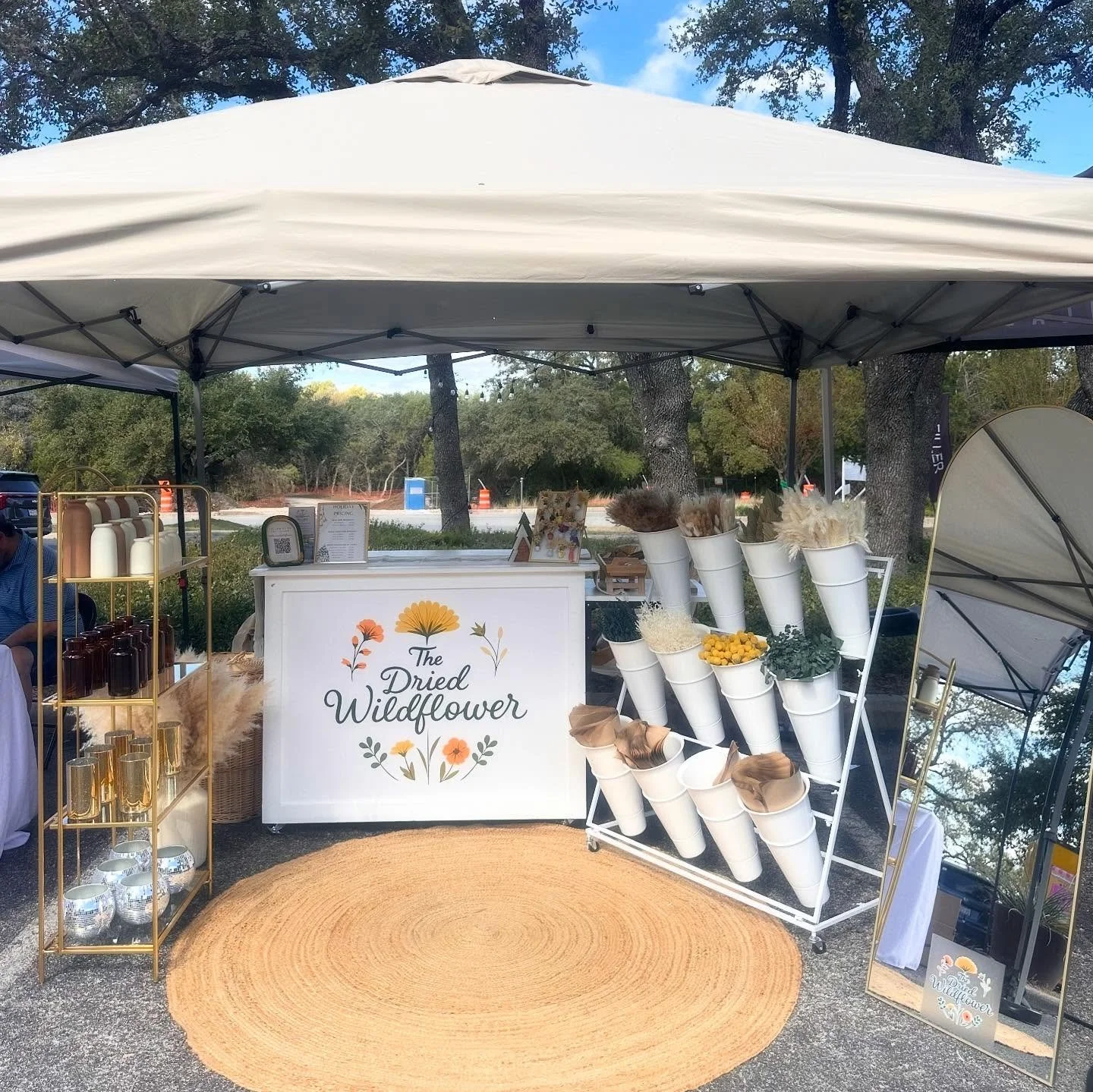 Holiday market sunshine + the sweetest community ✨

Thank you to everyone who stopped by our flower bar @folawnsmedspaandsalon yesterday. The love and support mean everything to this little business of mine.

Holiday gifting is officially OPEN&hellip