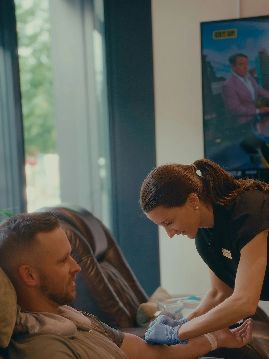 @ all Charlotte runners who are out today! 
Run on in&mdash;we&rsquo;ve got you.
Come into Nova for compression therapy + Athletes Edge IV and let us take care of your recovery so you can keep performing at your best.
Because how you recover matters 