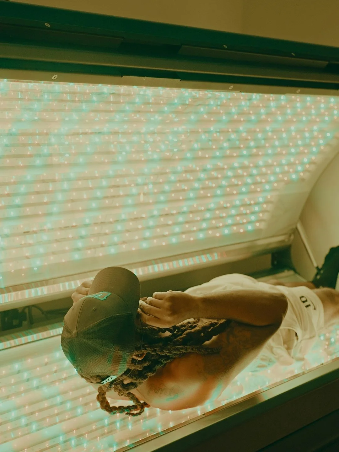 Red + green light therapy isn&rsquo;t just skincare&mdash;it&rsquo;s a must for athlete recovery.

Red light helps reduce inflammation, speed up muscle recovery, and boost collagen, while green light supports skin balance and overall calm.

In the he