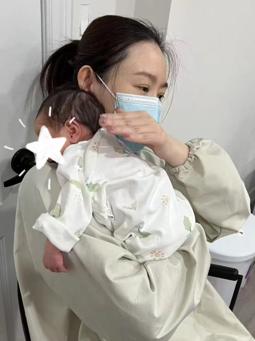 新生儿拍嗝享受姿势 - 肩拍