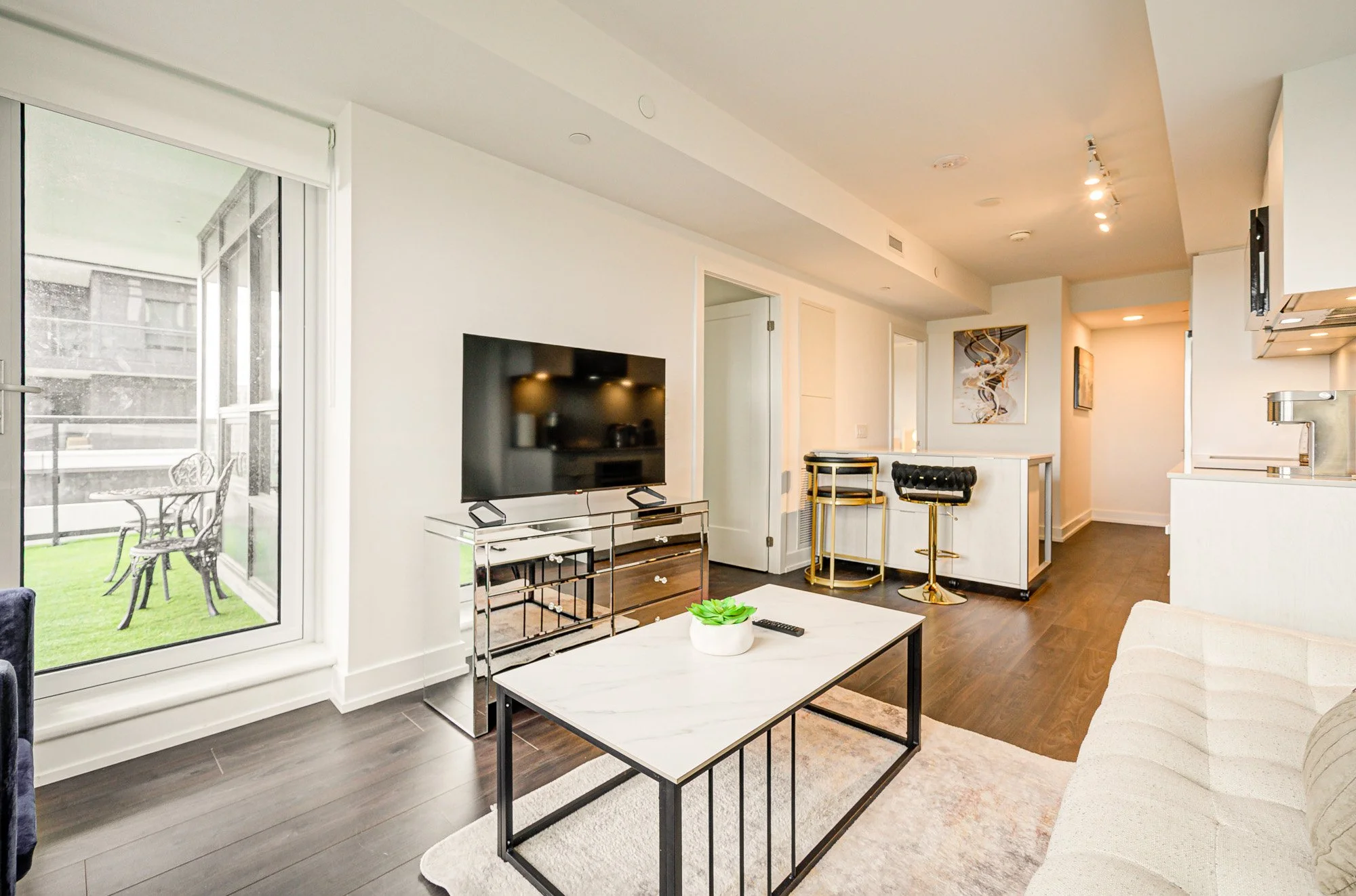 伴着窗外的风景,悠闲的吃个特供下午茶