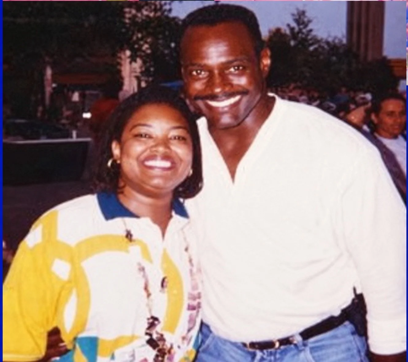 In 1996, I was volunteering at the Centennial Olympic Games in Atlanta when I met theeeee Walter Payton. I was a huge fan, and as you can see from my face, I was in heaven. 🥹

Last month, 30 years later, I went looking for his statue at Soldier Fiel