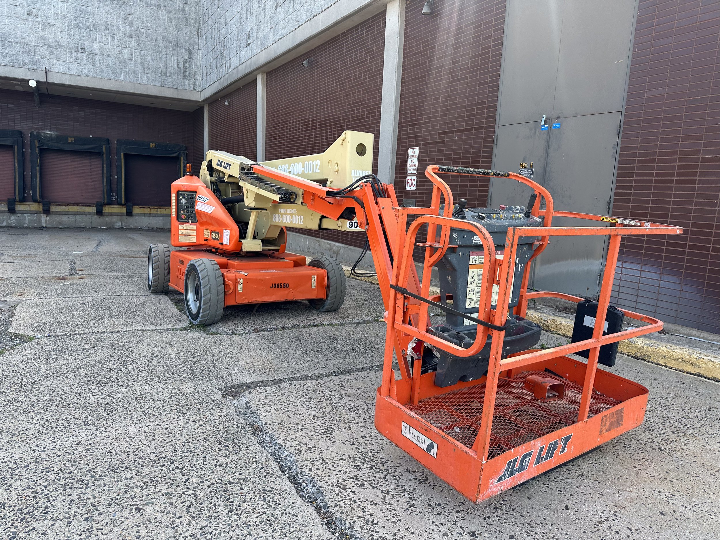 JLG E450AJ 45ΓÇÖ Electric Articulating Boom Lift .jpg