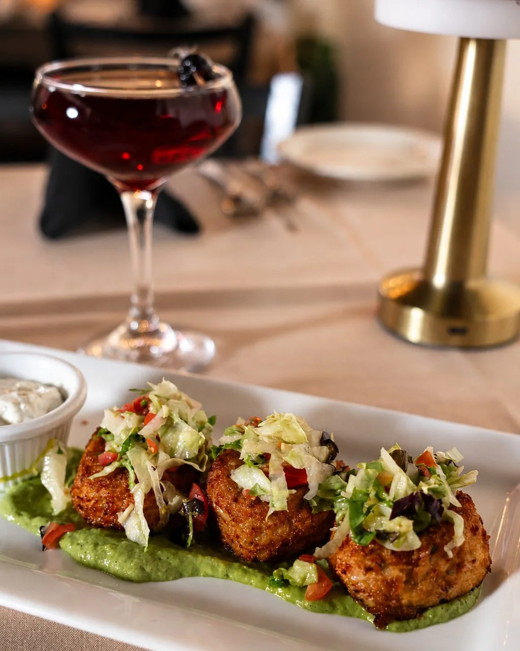 The pairing you didn't know you needed🍸 Homemade Crab Cakes meet a handcrafted cocktail. Reserve at the link in bio. 

#palmsprings #dinegps #palmspringsbar #desertmoonps