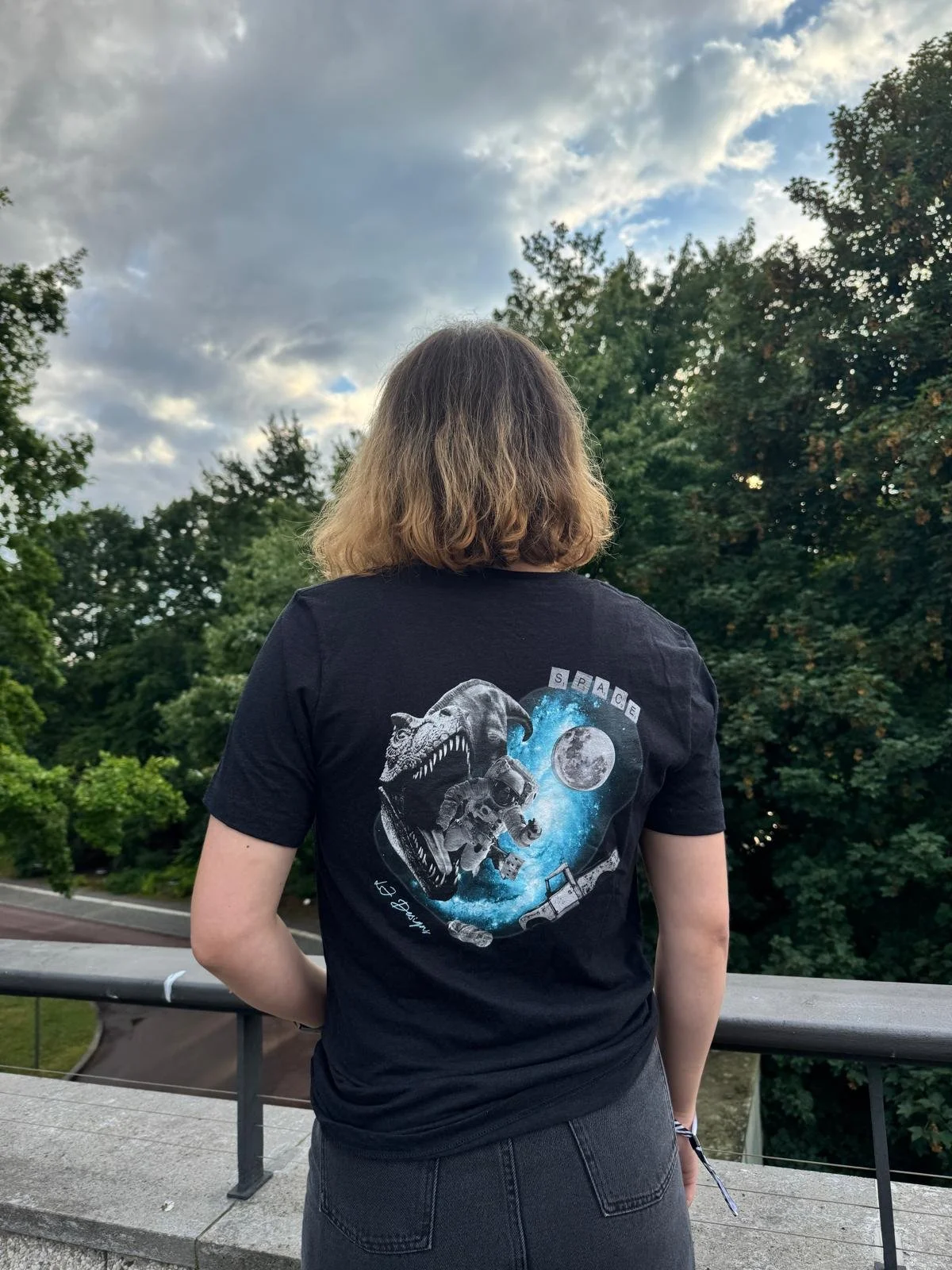Shirt Rückenprint Schwarze Löcher