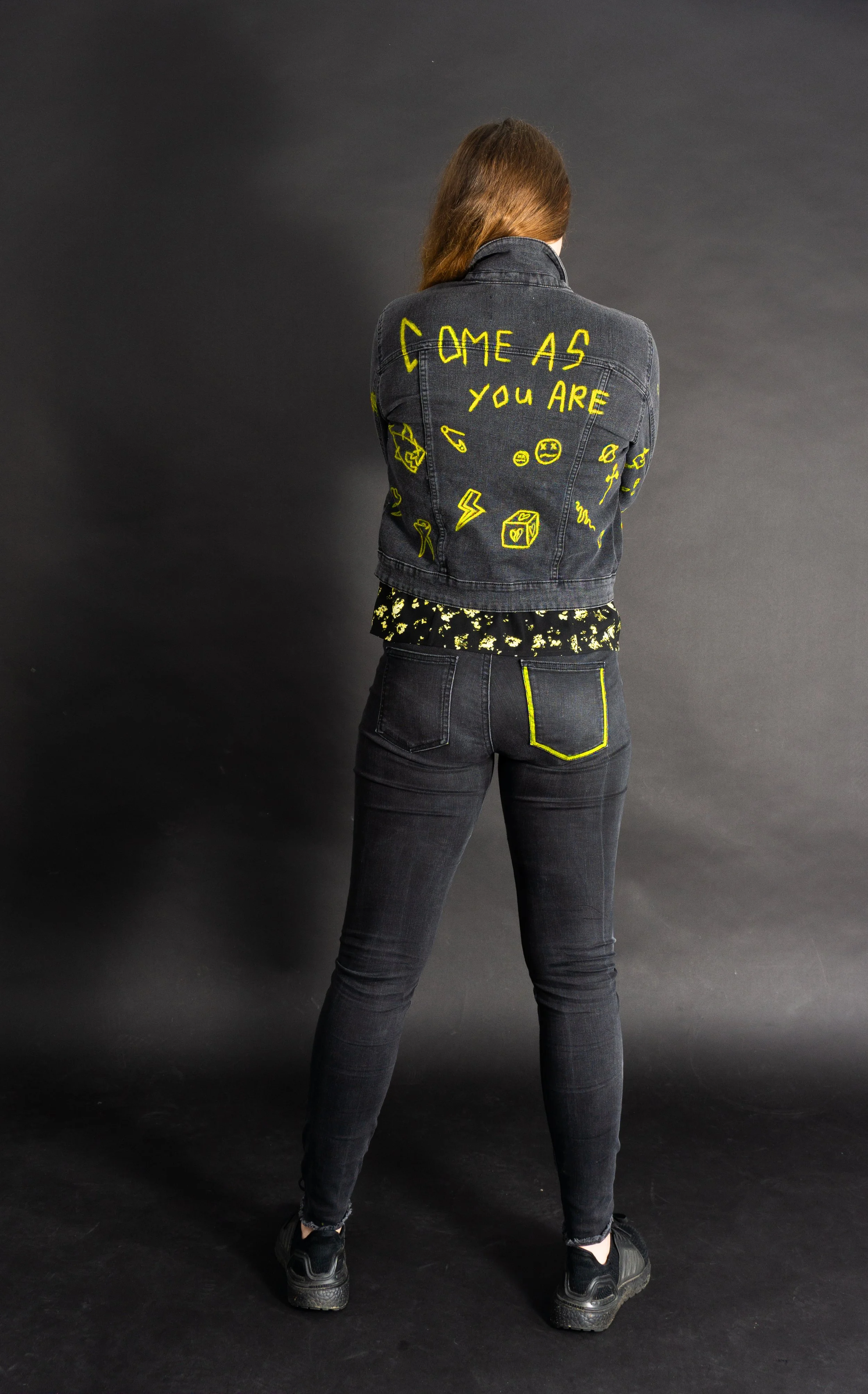 Jeansjacke und Jeanshose hinten