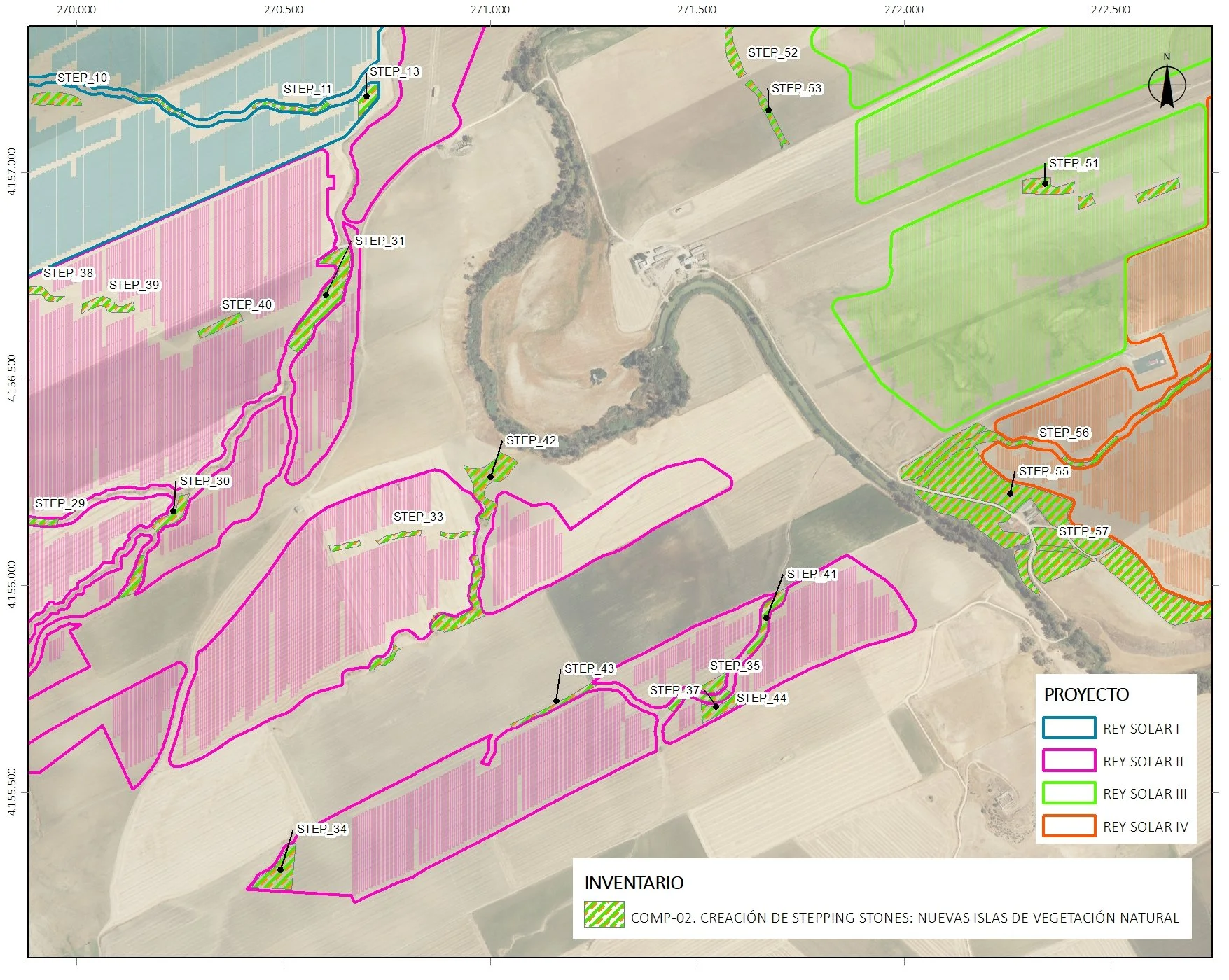 Mapa de proyecto solar con diferentes etapas y áreas marcadas en colores: azul para REY SOLAR I, rosa para REY SOLAR II, verde para REY SOLAR III y naranja para REY SOLAR IV, incluyendo etiquetas de pasos y límites de áreas agrícolas en un paisaje ru