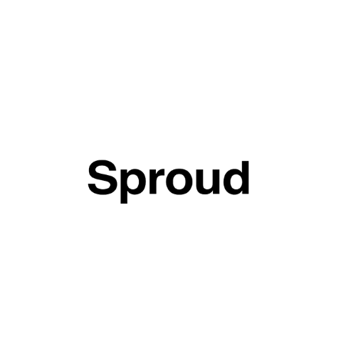 Schwarzes T-Shirt mit weißem Text 'Sproud'