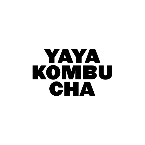 Schriftzug mit den Worten 'YAYA KOMBUCHA' in schwarzer Schrift auf weißem Hintergrund.
