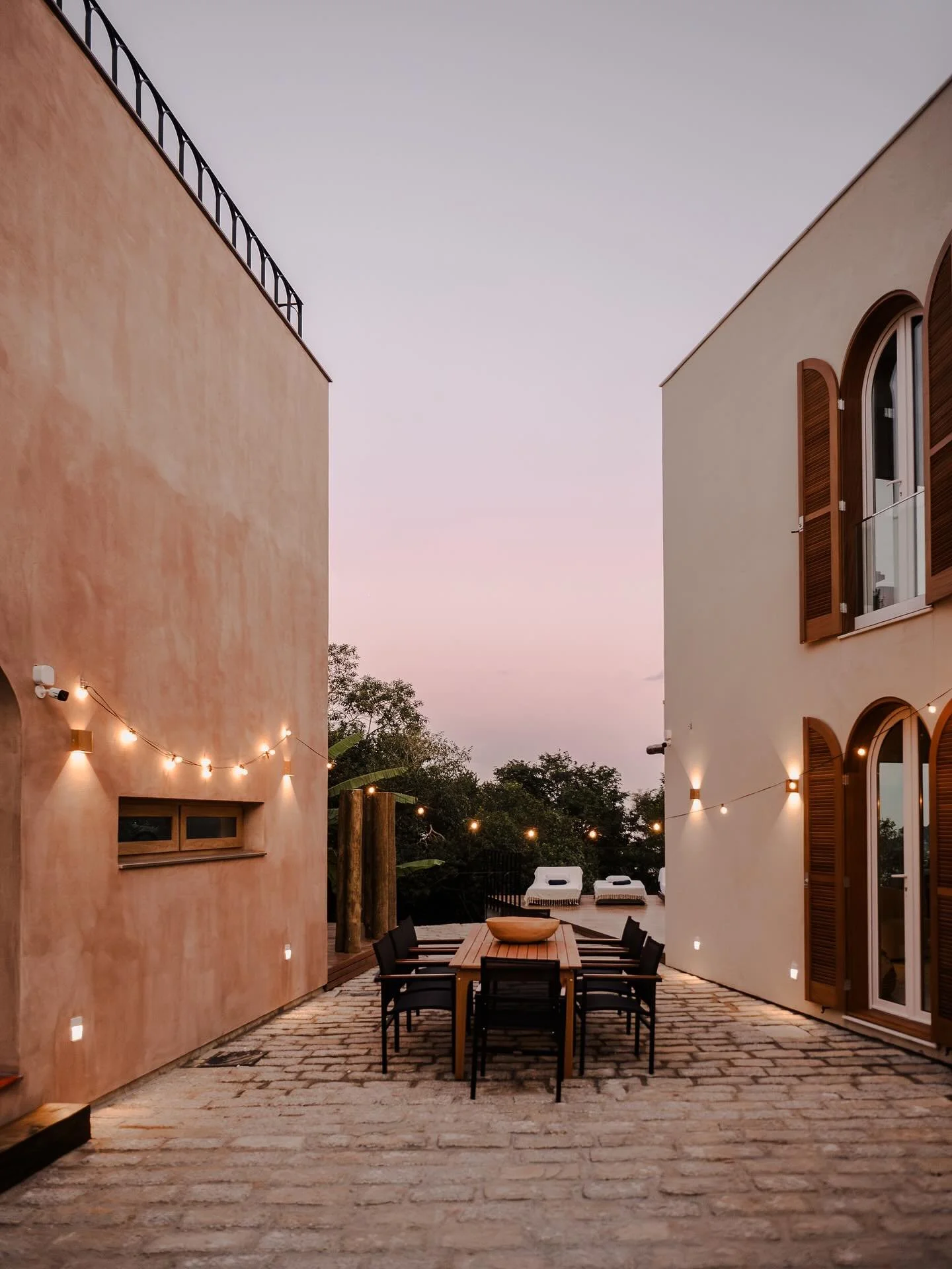 Cozy Casa &bull; Fairytale Courtyard &bull; Jungle&bull;Sky&bull;View ✨💥 🎆🌴🌓

.
#farytale #patio #arquitetura #modernliving #organicshapes #privatevilla #islandlife #beachside #naturlovers #brasil #ilhadamagia #casadesign #praiamole