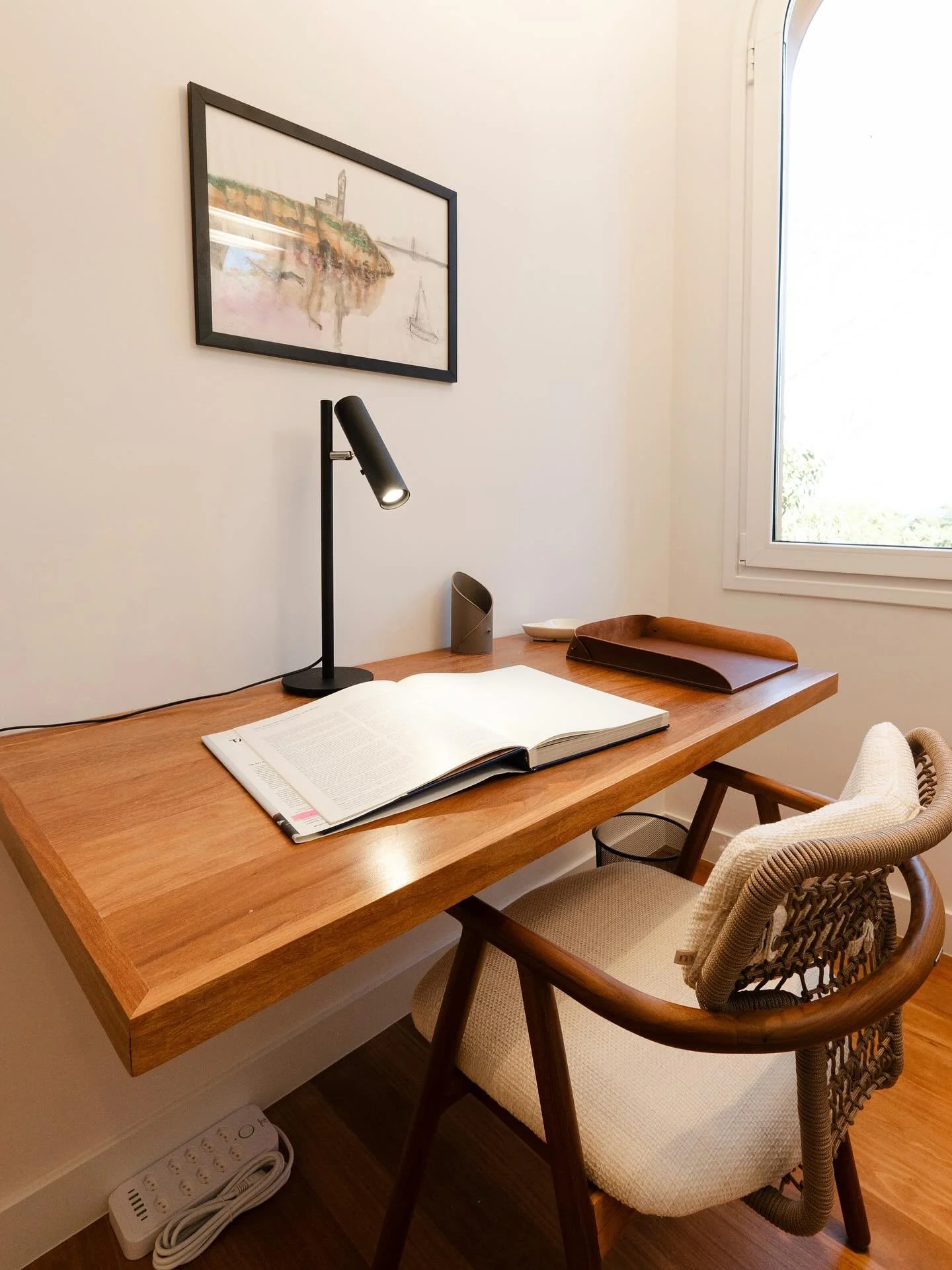 Apaixonados pelo aconchego &bull; &Aacute;rea de Homeoffice na Cozy Casa Principal &bull; Com livros de mesa de caf&eacute; selecionados e arte de Maiorca 🖼️🎨⚡️

In love with cosiness - Homeoffice area in the Main House - With selected coffee table