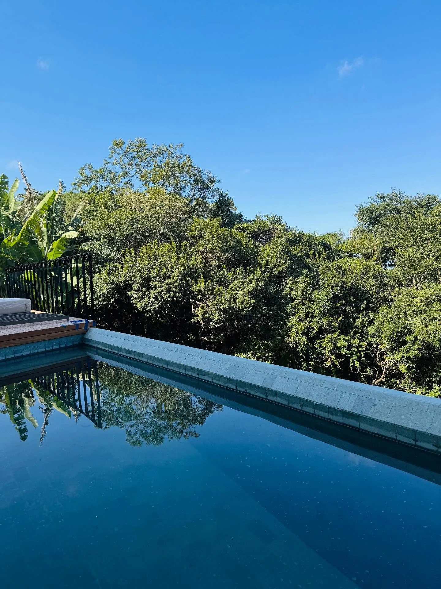 Azul e Verde &bull; Nossa linda piscina (pedra natural + aquecida) com vista para selva e Praia mole🌱 ⚡️🫶

.
#luxuryescape #piscinaselva #junglevilla #island #privateluxury #designvilla #casadesign #junglepool #retreat