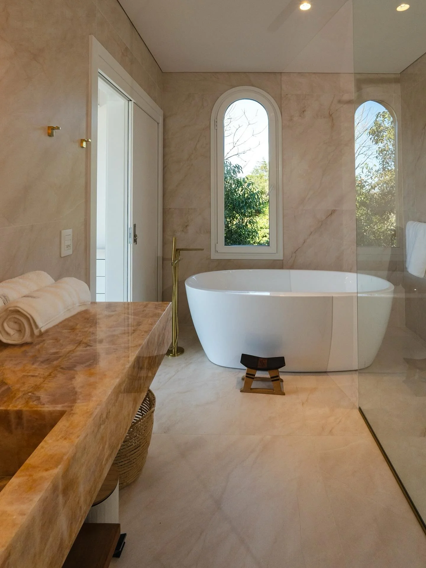 Softer volumes | Cozy Casa&rsquo;s &bull; Edi&ccedil;&atilde;o dos Banheiros ⚡️🪞 

.
#casadesign #luxurybathrooms #privateretreat #junglevilla #coziness #ilhadamagia