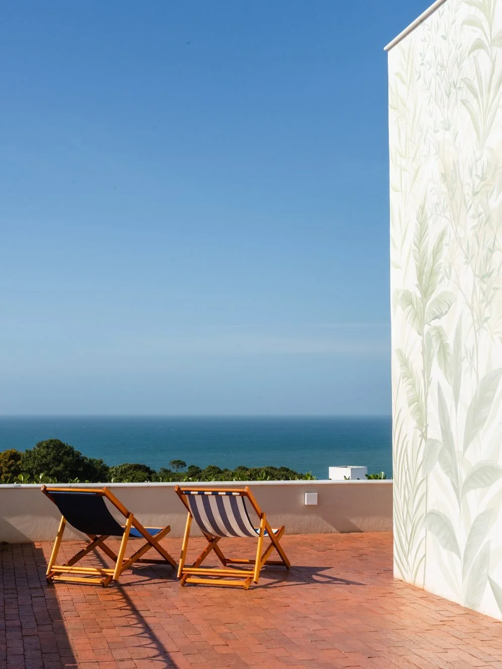 Salty Air &bull; Relaxing Vibes &bull; Calm Soul &bull; Praia Mole &bull; Cozy Casa ✨🌊☀️🇧🇷🫶

.
#beachvibes #calmsoul #praiamole #vitaminsea #privateretreat #healingnature #oceanlover #naturezaperfeita #florianopolis #rooftop #beachlife #islandlif