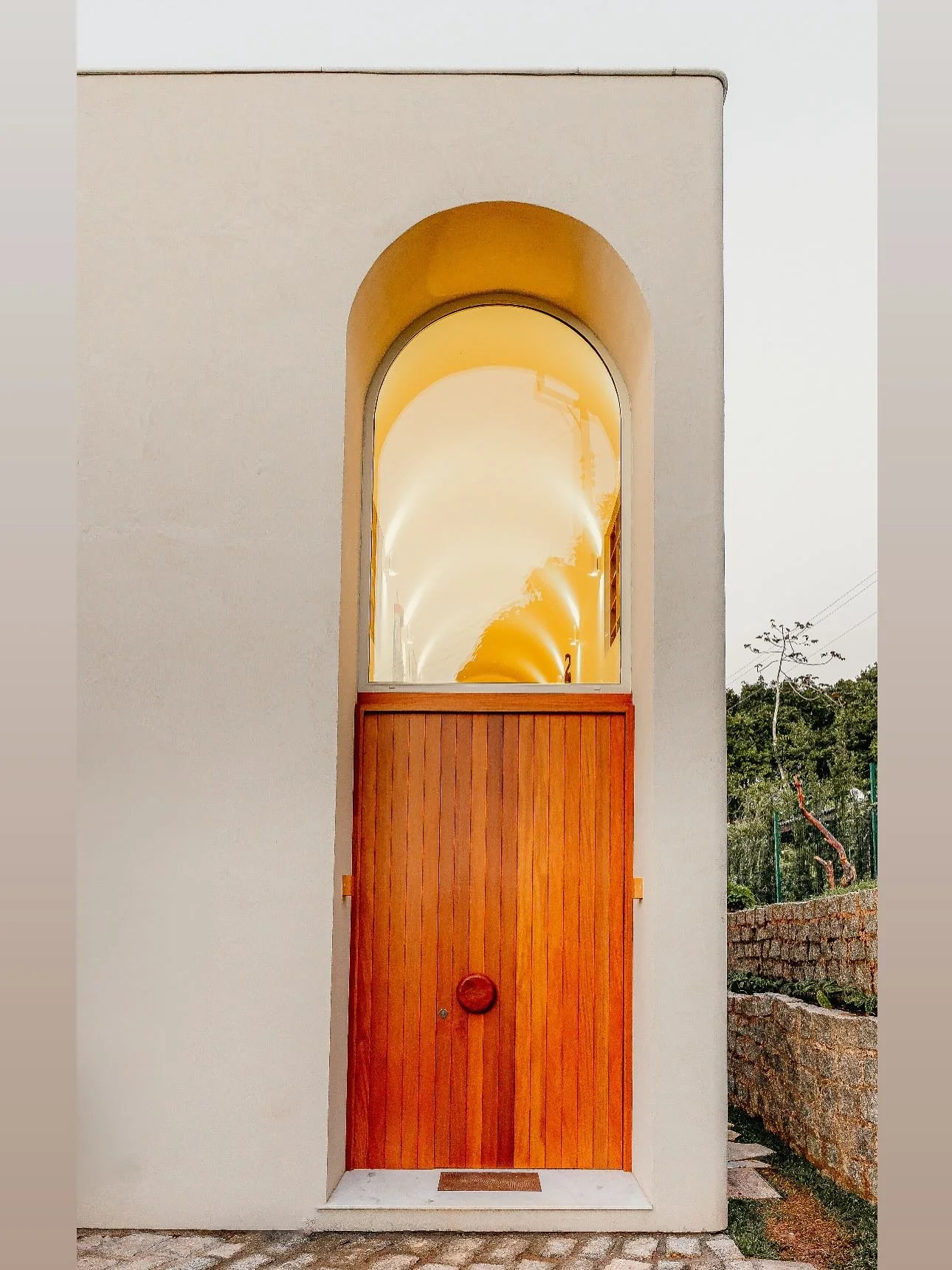 Warmly &ldquo;seja-bem-vindos&rdquo; &bull; Cozy Casa&rsquo;s Entrada &bull; Casa Principal ✨ Night Walks through Brazilian handmade artwork🌓 🖼️ 🇧🇷 🤞

.
#casadesign #organicarchitecture #artworks #brazilianart #decorac&atilde;o #interior #arquit