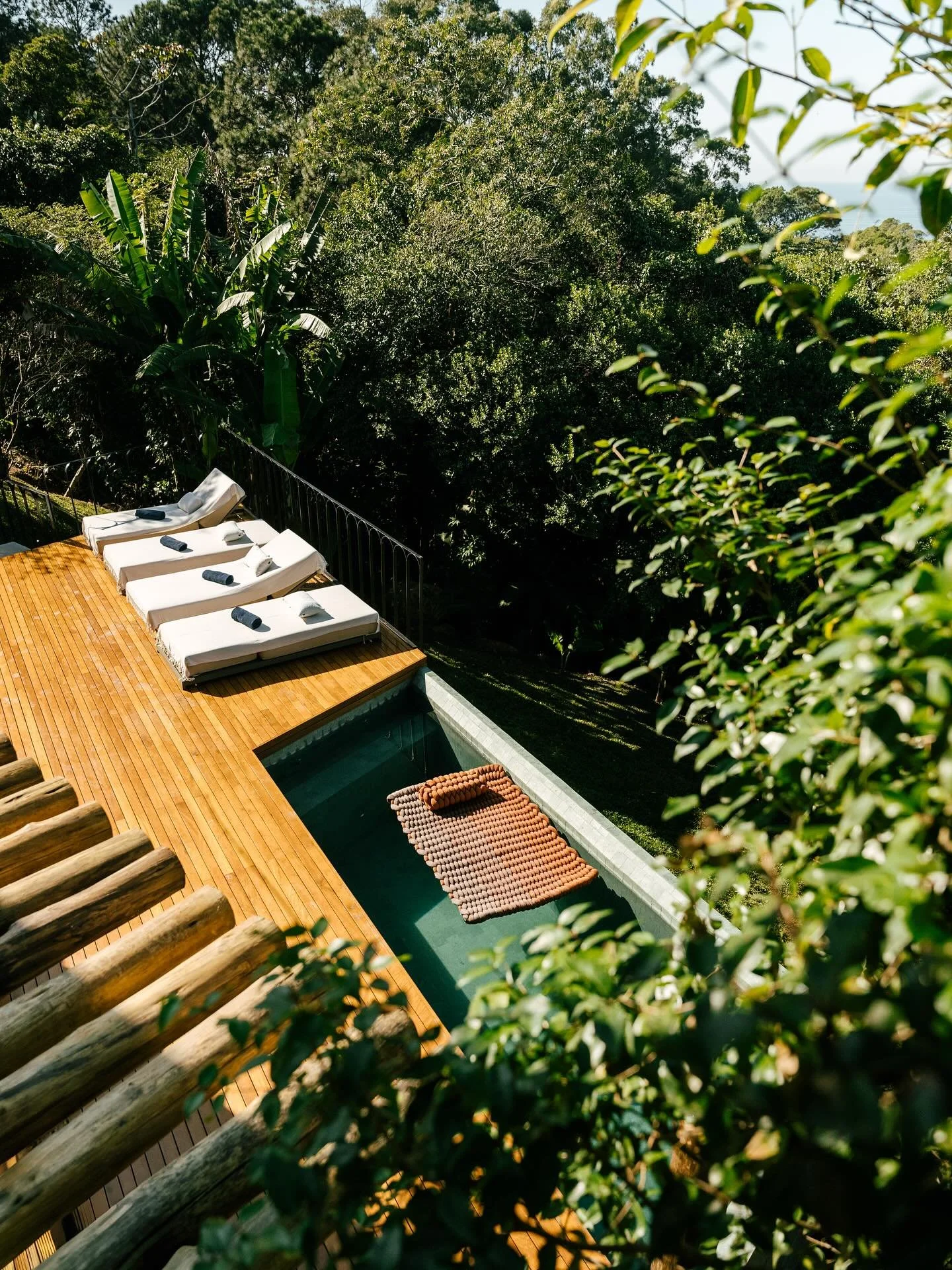 A tropical pool embraced by greenery turns everyday rituals into moments of calm &bull; Cozy Casa Brasil

.
#naturalpool #designvilla #casasesign #naturaltiles #mata #praiamole #privatevilla #piscinaaquecida #redeflutuante