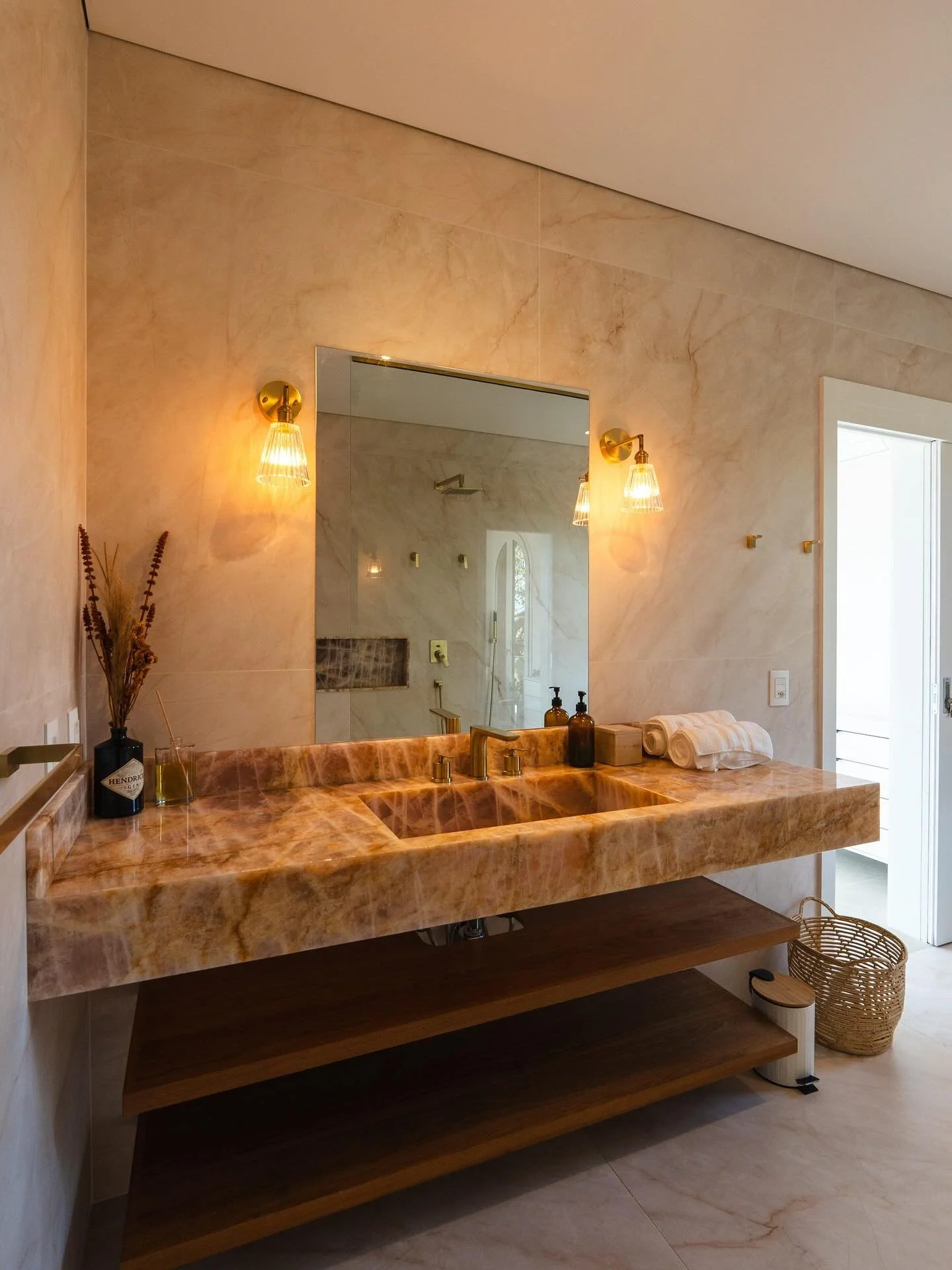 Rose Quartz Art D&eacute;co Lights Soft Colours &bull; Banheiro Master na Casa Principal ✨🪞

.
#luxurybathrooms #rosequartz #banheirodecorado #casadesign #bathworks #softcolors #villadesign #boutiquevilla #islandlife #jungle