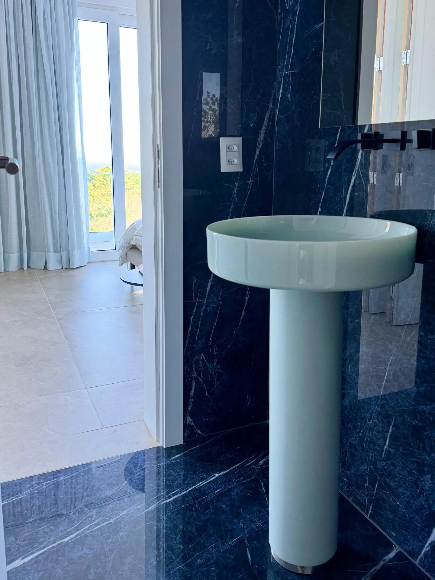 &quot;The Blue Box&quot; &eacute; lindo demais: teto, piso, paredes, torneira, lavat&oacute;rio - tudo em tons azuis &bull; Cozy Casa's Casa de Banho ⚡️💙

#casadebanho #luxuryhomes #casadesign #vallve #boutiquevilla #privateescape