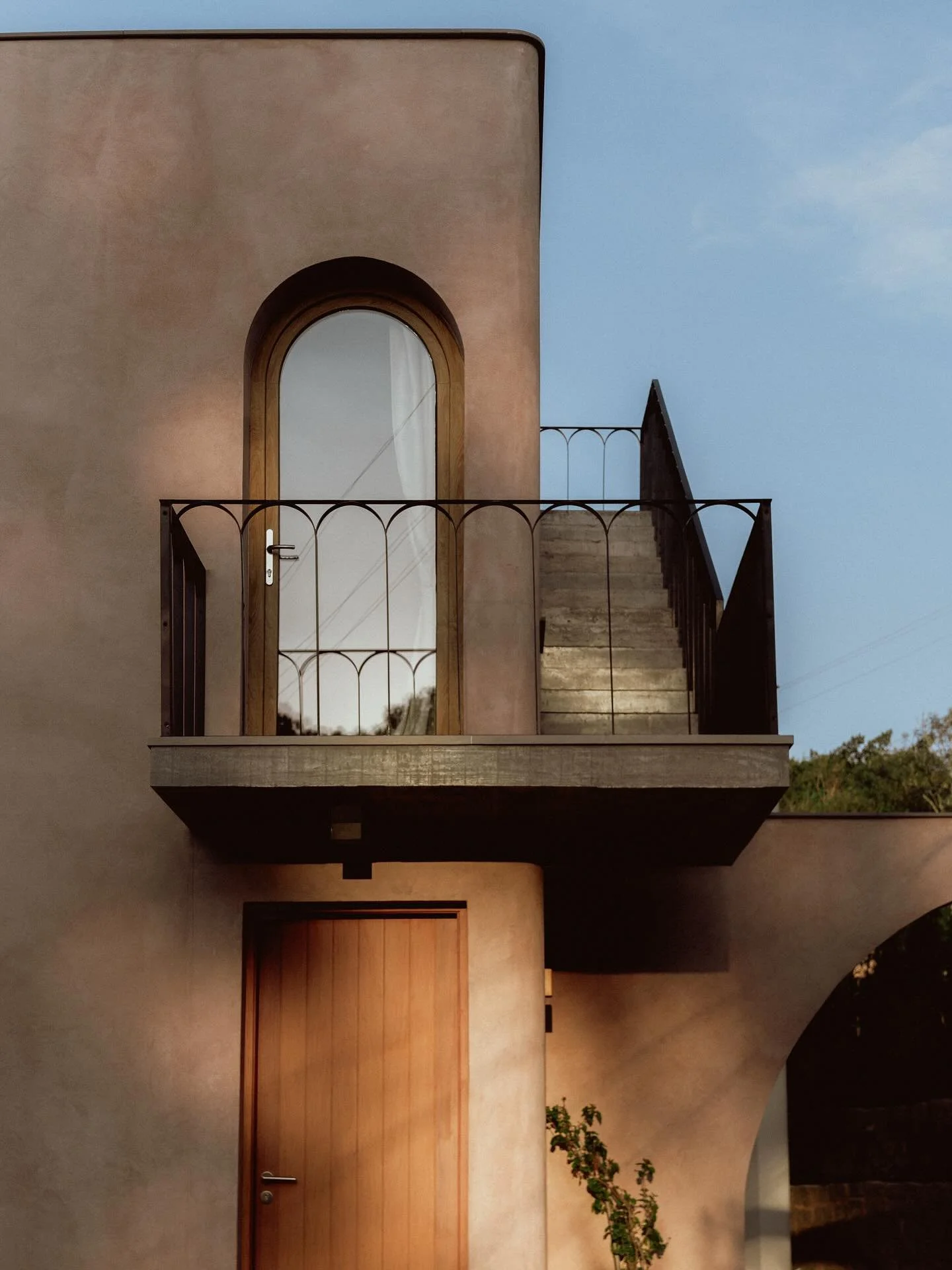 Uma conex&atilde;o po&eacute;tica entre arquitetura e paisagem &bull; The Pink House Est&uacute;dio 

.
#designhomes #arquitectura #organicshapes #softervolumes  #coziness #privateretreat #studiodesign #praiamole #inspira&ccedil;&atilde;o #boutiquevi