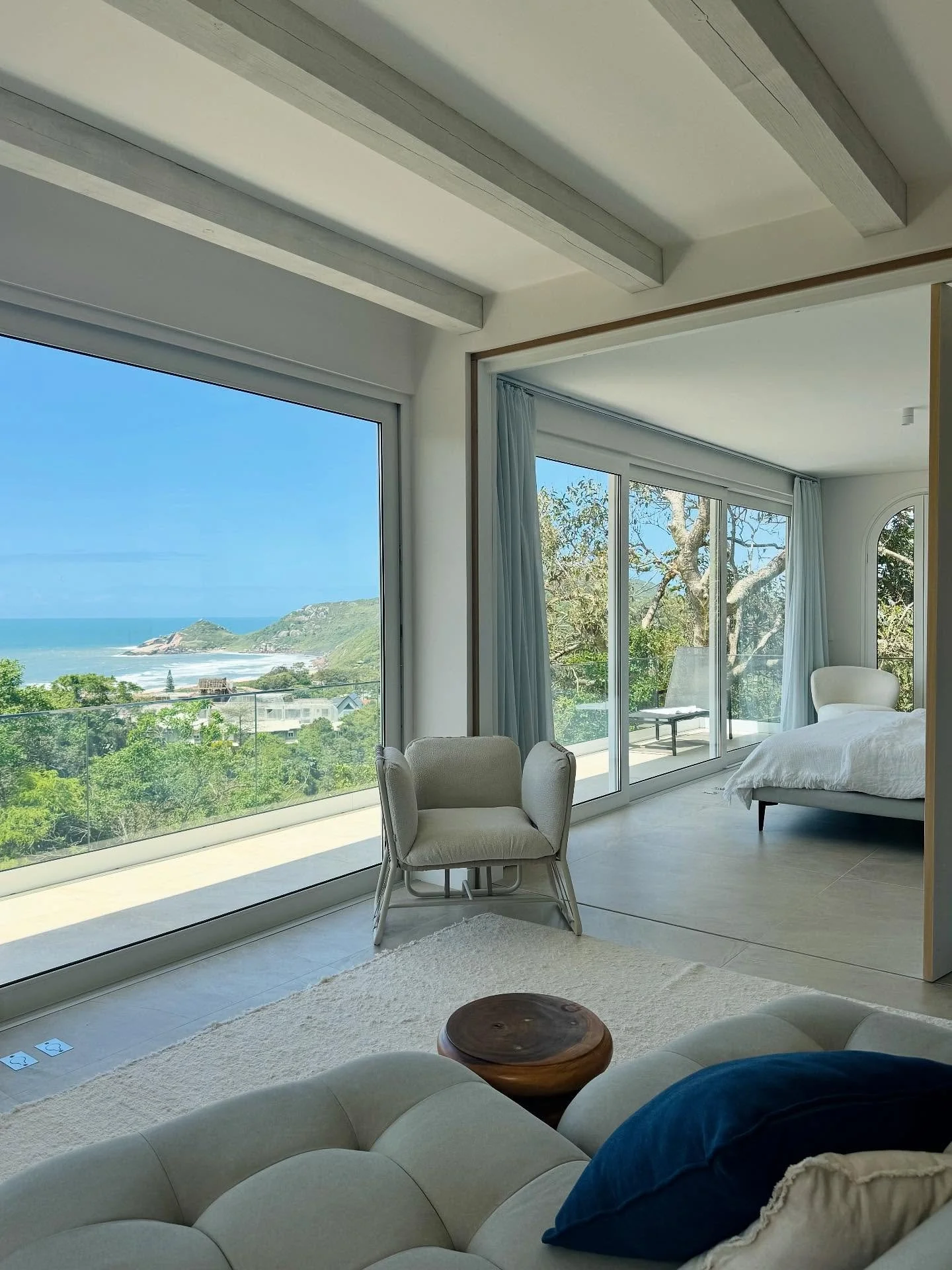 Cozy Casa&rsquo;s Room Tour &bull; Light-coloured stone flooring, natural wood and large windows frame the view of the beautiful sea landscape of Praia Mole &bull; Coziness meets Clear Elegance 

.
#seaviewsuite #privateescape #modernliving #softervo