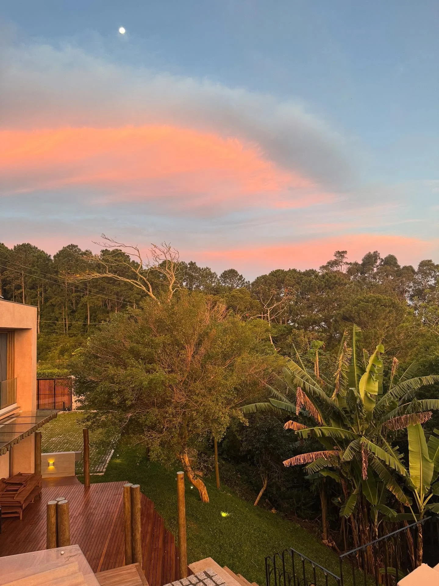 Sundowner Delight 🌙🌓 

.
#sunset #beachlife #islandlife #ilhadamagia #praiamole #brasil #boutiquevilla #healingnature